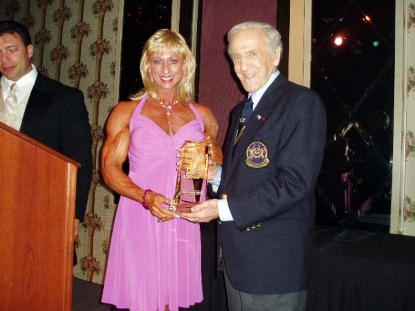 Бетти Парисо (Betty Pariso), Бен Уайдер (Ben Weider). 2006 год. Бен вручает Бетти приз как самой заметной фигуре женского бодибилдинга в 2006 году.