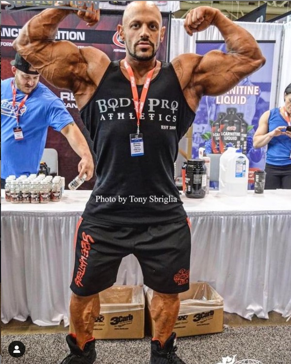 Игорь Костюнин IFBB Pro бодибилдер