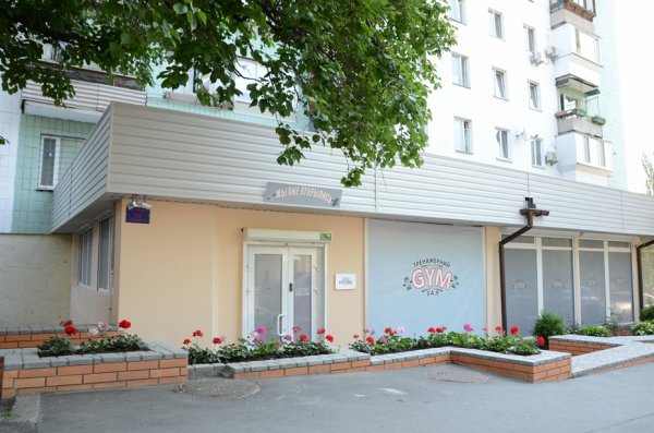 Тренажерный зал на Щорса. Вход в клуб