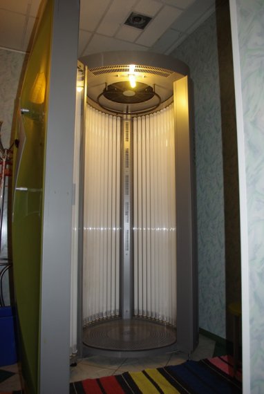 Vallena Fitness. вертикальный солярий Luxura