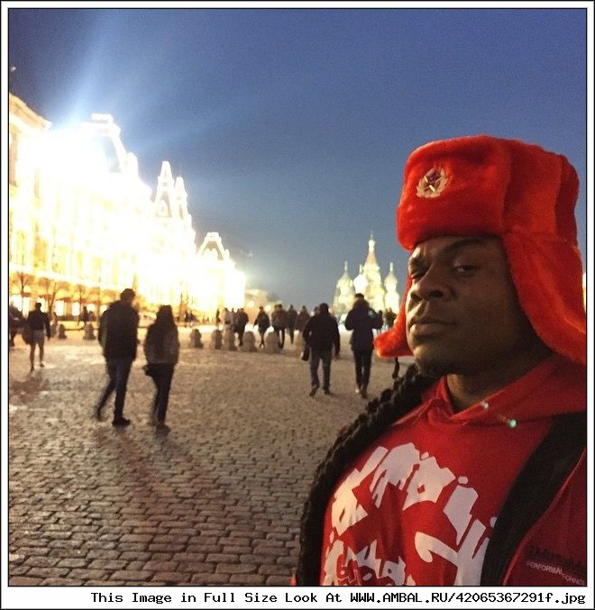 Темнокожий москва. Негр на красной площади. Негр в красной шапке. Афроамериканцы в Москве. Нигер в шапке.