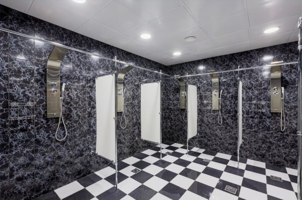 Powerhouse Gym в Казани. Душевая
