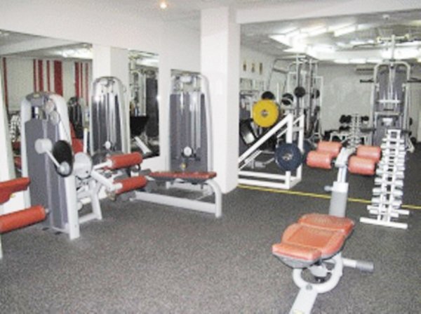 Fitnesstudio. Тренажерный зал