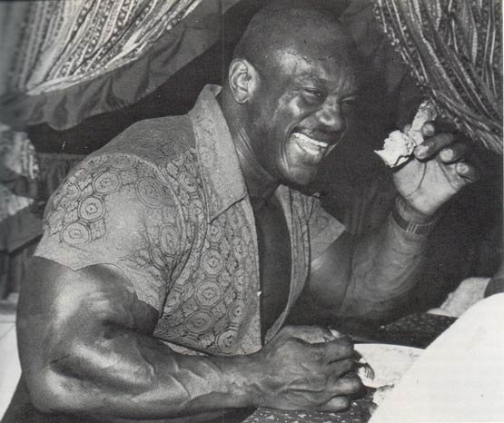 Серджио Олива (Sergio Oliva). Что? Что- о- о?! У тебя бицепс больше?! Ну уморил...