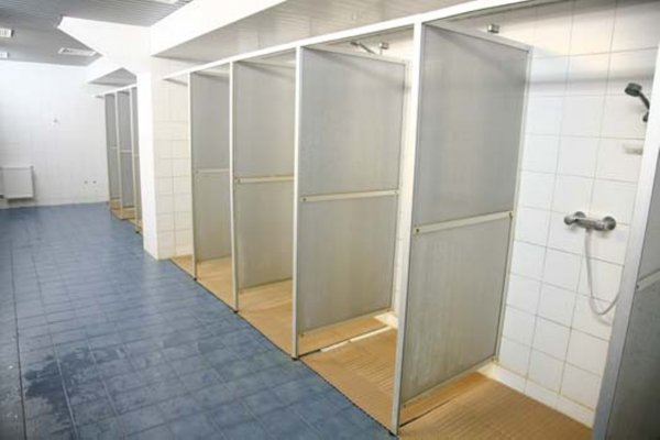 Душевые кабинки в бассейне