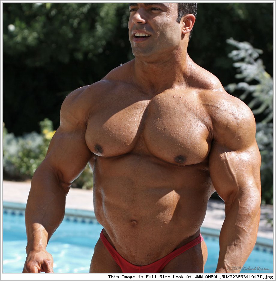 Качки сосками. Эдуардо Корреа. Эдуардо мускулис. Широкая мужская грудь. Большие мышцы.