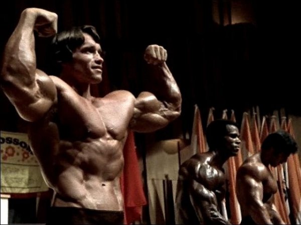 Арнольд Шварценеггер качая железо