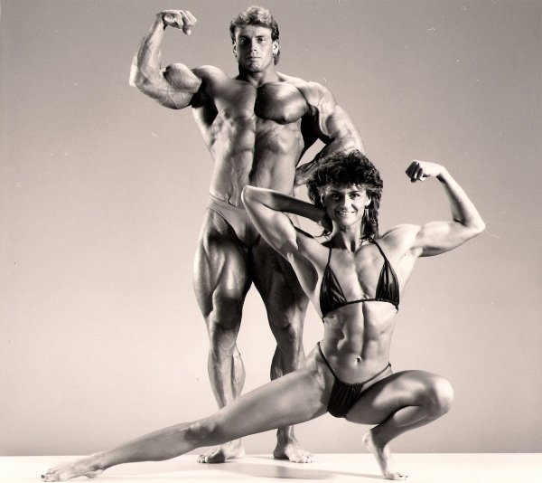 Bodybuilderin Reife Retro Kuessen